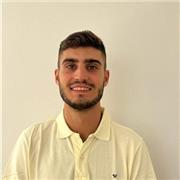 Me considero un preparador, un guía y un apasionado del pádel, entre otros deportes. Clases aptas para todo el mundo.